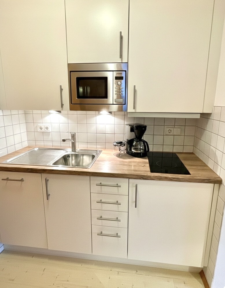 Voll ausgestattete Küche Moderne, voll ausgestattete Küche in der Ferienwohnung Bergveilchen mit Spülmaschine, Mikrowelle und Kaffeemaschine.