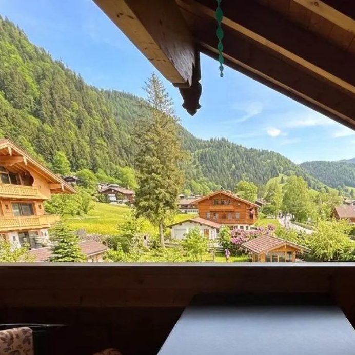Blick auf bayerische Landschaft  und Bergen von der Terasse der Ferienwohungen Haus am Wiesbach in Reit im Winkl