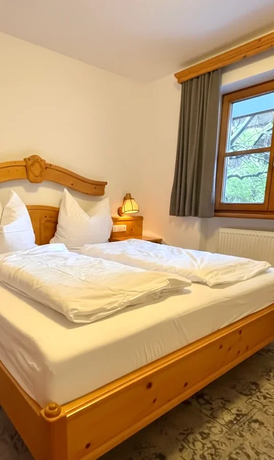 Schlafzimmer Alpenrose Gemütliches Schlafzimmer im bayerischen Stil mit Doppelbett und hellem Echtholz. Ferienwohnung Alpenrose- Haus am Wiesbach, Reit im Winkl