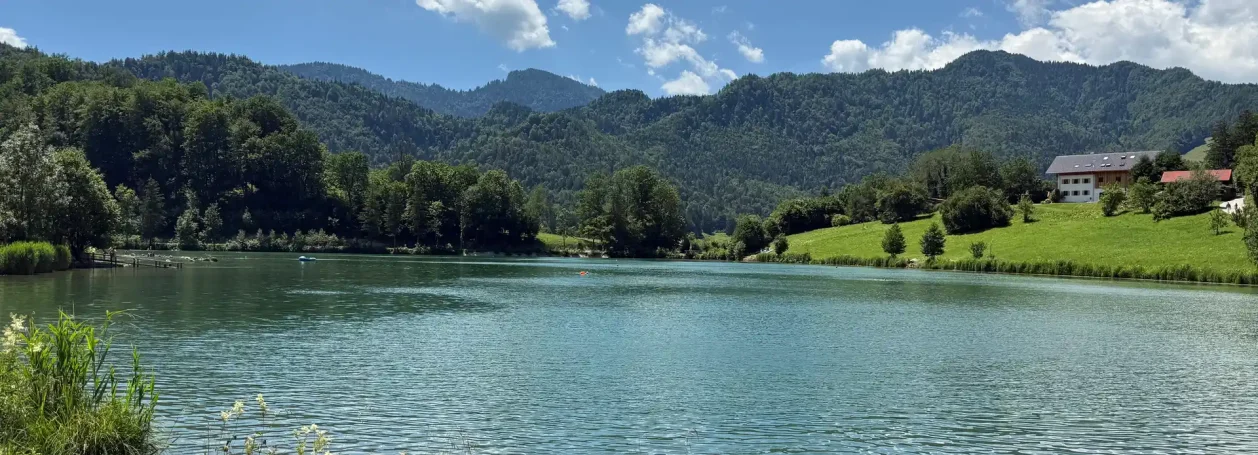 Der spiegelglatte Wössener See im Frühling umrahmt von Bergen in Reit im Winkl.