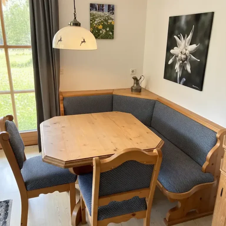 Wohnzimmer boutique-Ferienwohung Enzian im Haus am Wiesbach mit bayrischer Einrichtung-barrierefrei