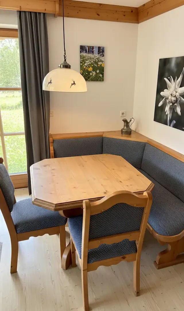 Essbereich & Eckbank Ferienwohnug Enzian Bayerische Eckbank am hellen Esstisch in der Ferienwohnung Enzian, Reit im Winkl.