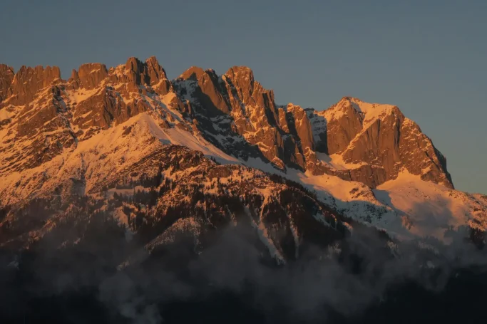 onnenuntergang mit glühenden Berggipfeln in Reit im Winkl.