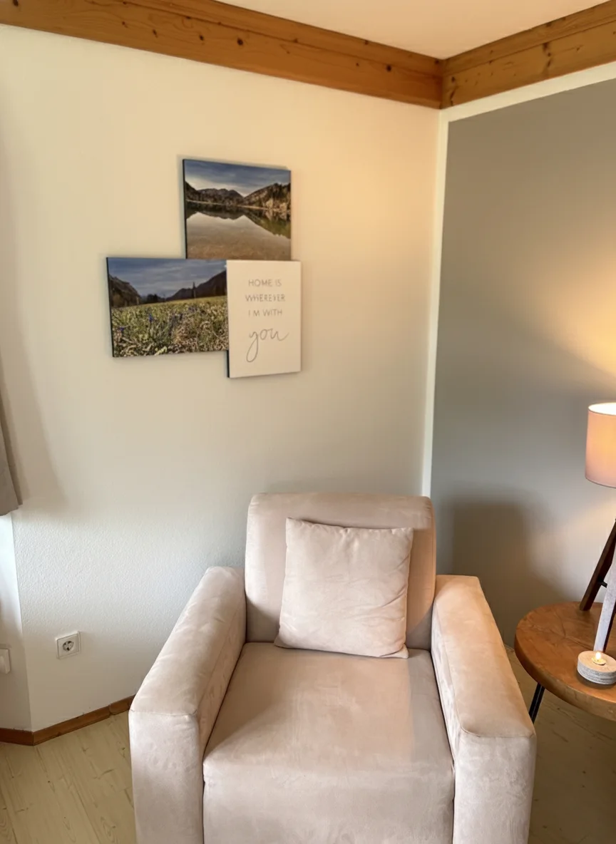 Sessel zum Entspannen Gemütliche Couch und Sessel im Wohnzimmer der Ferienwohnung Bergveilchen – ideal zum Lesen und Entspannen