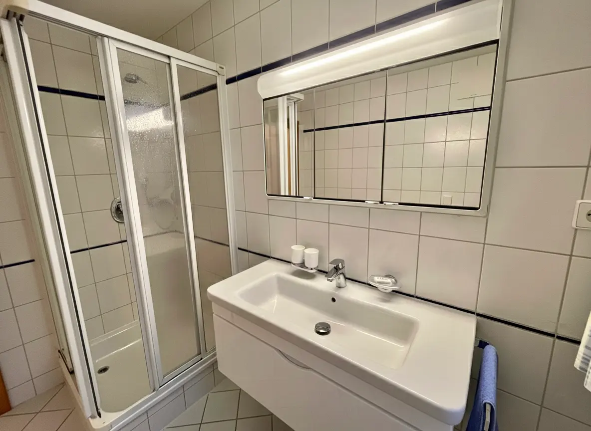 Badezimmer Gepflegtes Badezimmer mit Dusche in der Ferienwohnung Enzian, Reit im Winkl