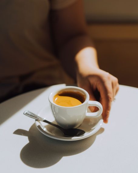 Eine Tasse frisch gebrühter Kaffee aus Daniels Haus-Rösterei im Haus am WiesbacH