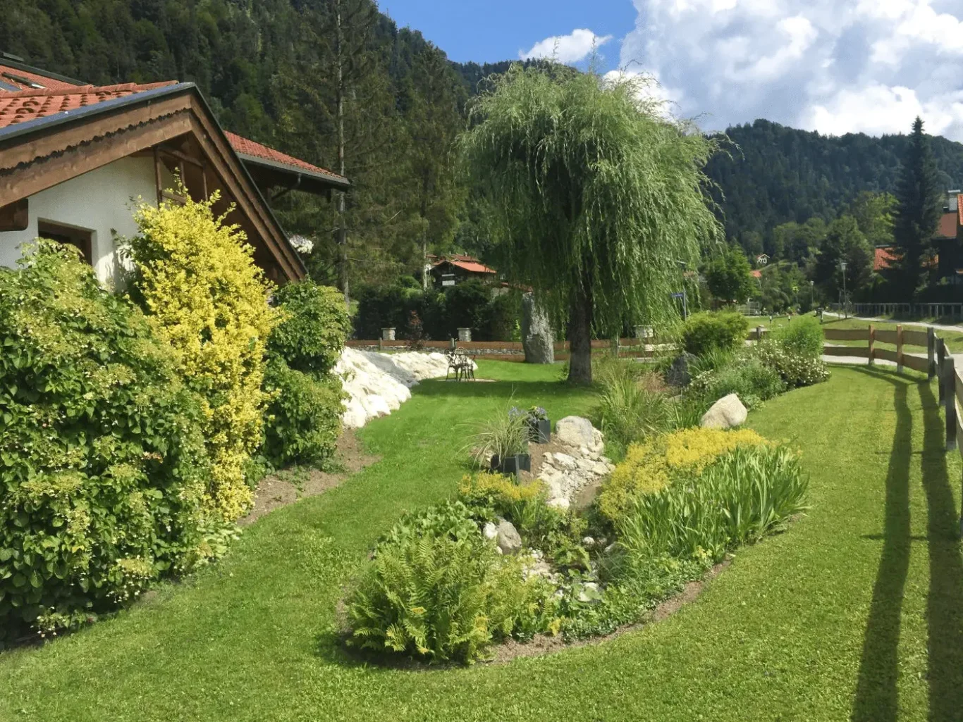 Großzügiger Garten zum Verweilen Liebevoll angelegte Garten zum Verweilen und genießen in ruhiger Lage mit dem plätschern des Wiesbach in reit im Winkl