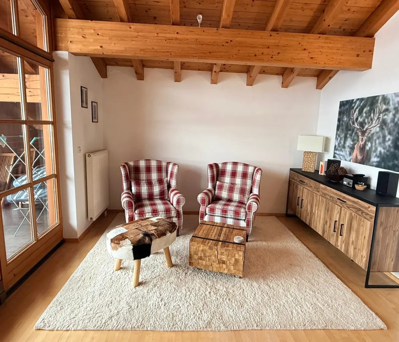 Rückzugsort mit Bergblick Großzügiges Dachgeschoss-Wohnzimmer mit viel Platz fuer Familie. Bergblick, Zugang zur eigenen Dachterasse im Haus am Wiesbach