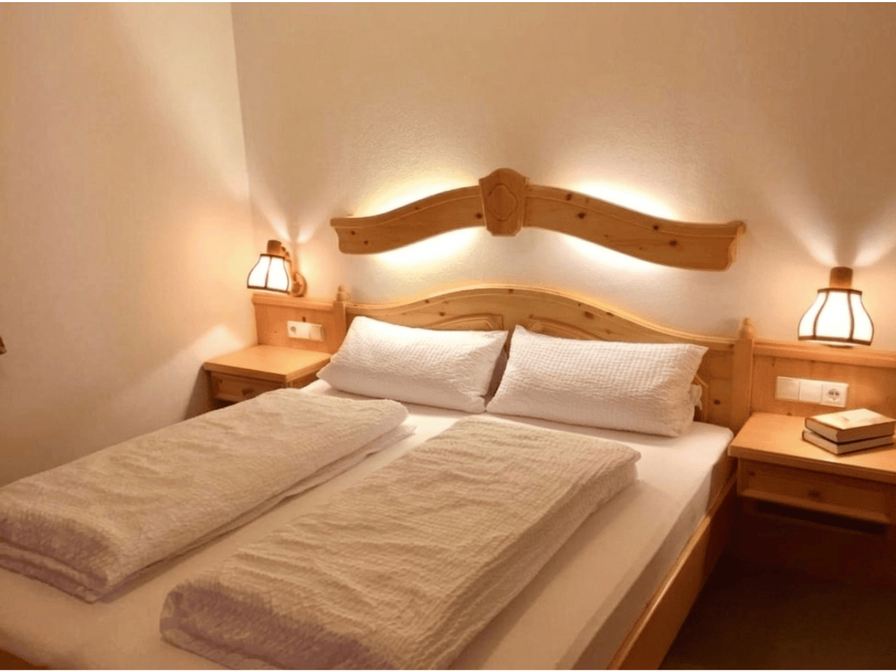 Gemütliche Betten Bayerische Eckbank am hellen Esstisch in der Ferienwohnung Enzian, Reit im Winkl.