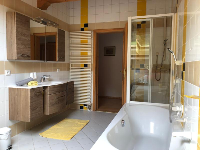 Badezimmer mit Badewanne Modernes Badezimmer mit Badewanne, Dusche und neuem Waschtisch im Dachgeschoss Ferienwohnung Edelweiss