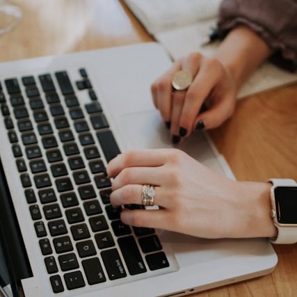 Laptop am Fenster mit Bergblick und WLAN, Haus am Wiesbach, Workation, Fruehling