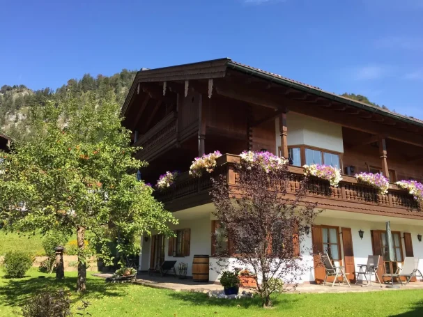 Apfelbaum im Garten der Ferienwohnung in Reit im Winkl im Mai.