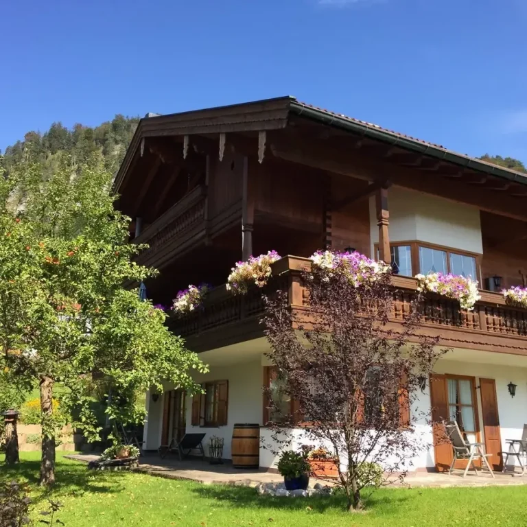 Außenansicht vom Haus am Wiesbach, ein charmantes Ferienhaus mit 4  gemütlichen Ferienwohnungen in Reit im Winkl im Chiemgau, Bayern