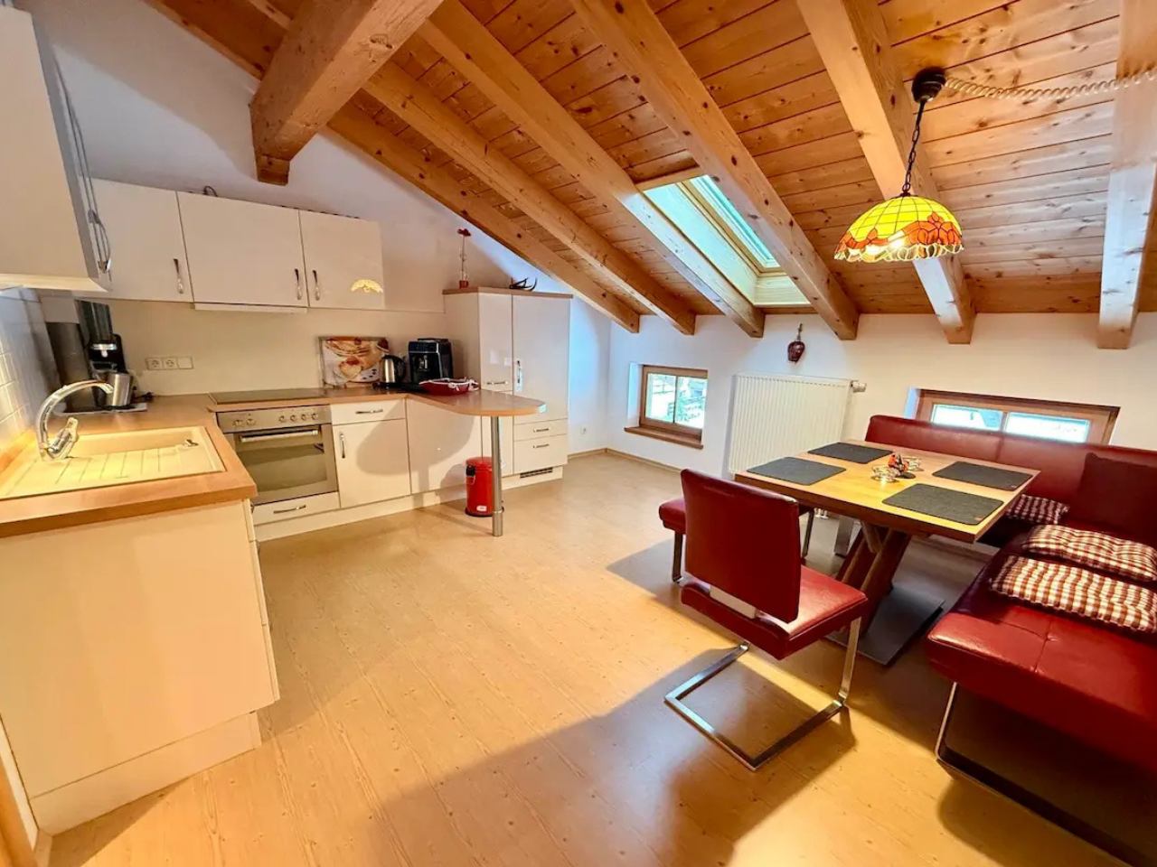 Küche und Esszimmer Großzügiges Dachgeschoss-Wohnzimmer mit viel Platz fuer Familie. Bergblick, Zugang zur eigenen Dachterasse im Haus am Wiesbach