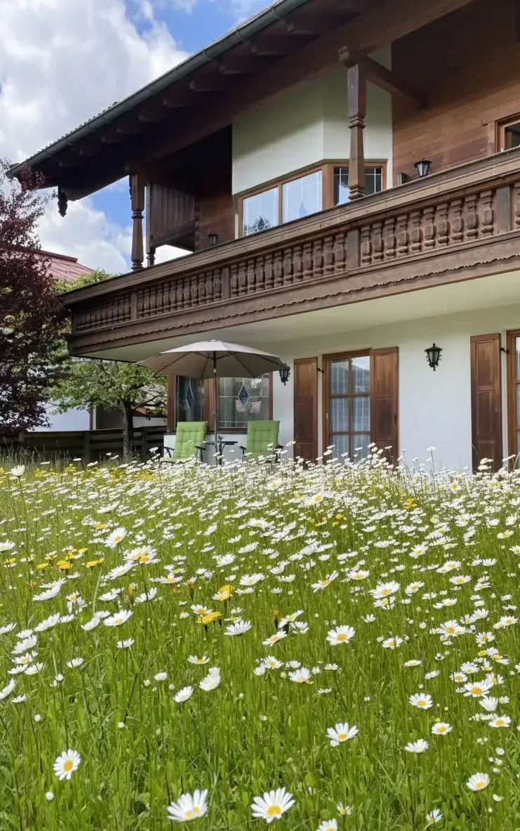 Haus-am-Wiesbach-Ferienwohungen-gastgebergefuert-chiemgau-Alpen-Bayer-Aussenansicht Außenansicht vom Haus am Wiesbach, ein charmantes Ferienhaus mit 4 gemütlichen Ferienwohnungen in Reit im Winkl im Chiemgau, Bayern