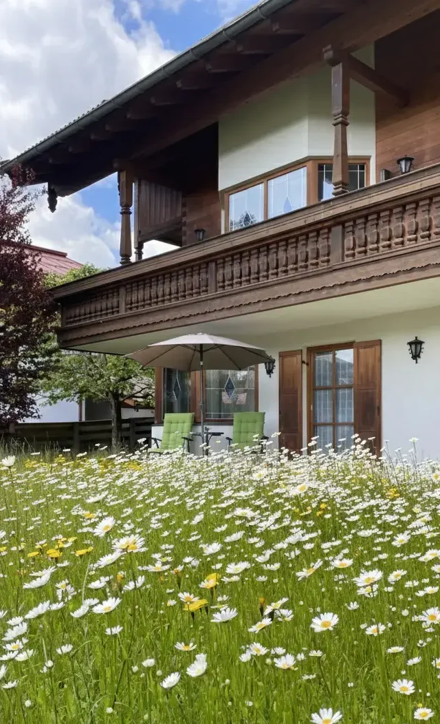 Außenansicht vom Haus am Wiesbach, ein charmantes Ferienhaus mit 4  gemütlichen Ferienwohnungen in Reit im Winkl im Chiemgau, Bayern