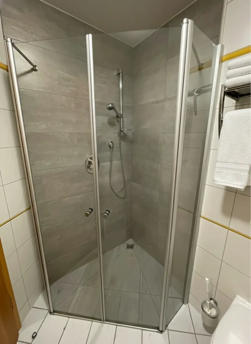 Badezimmer Haus am Wiesbach Helles, modernes, barrierefreies Badezimmer der Ferienwohnung Bergveilchen mit schwellenloser Dusche und Föhn.